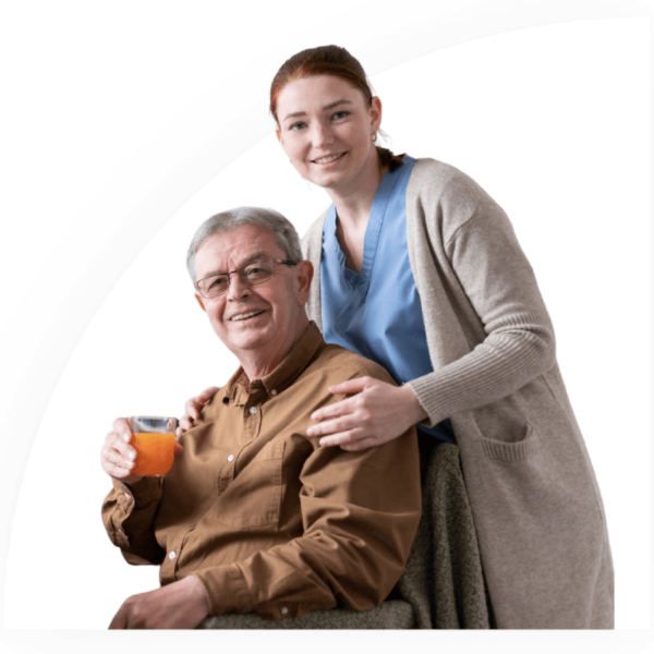 Mujer joven junto a hombre anciano que se encuentra sentado y sujetando un vaso con zumo aparentemente de naranja