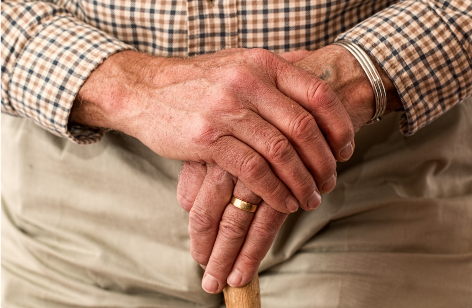 Manos de hombre anciano