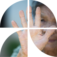 Mujer anciana mostrando la palma de su mano