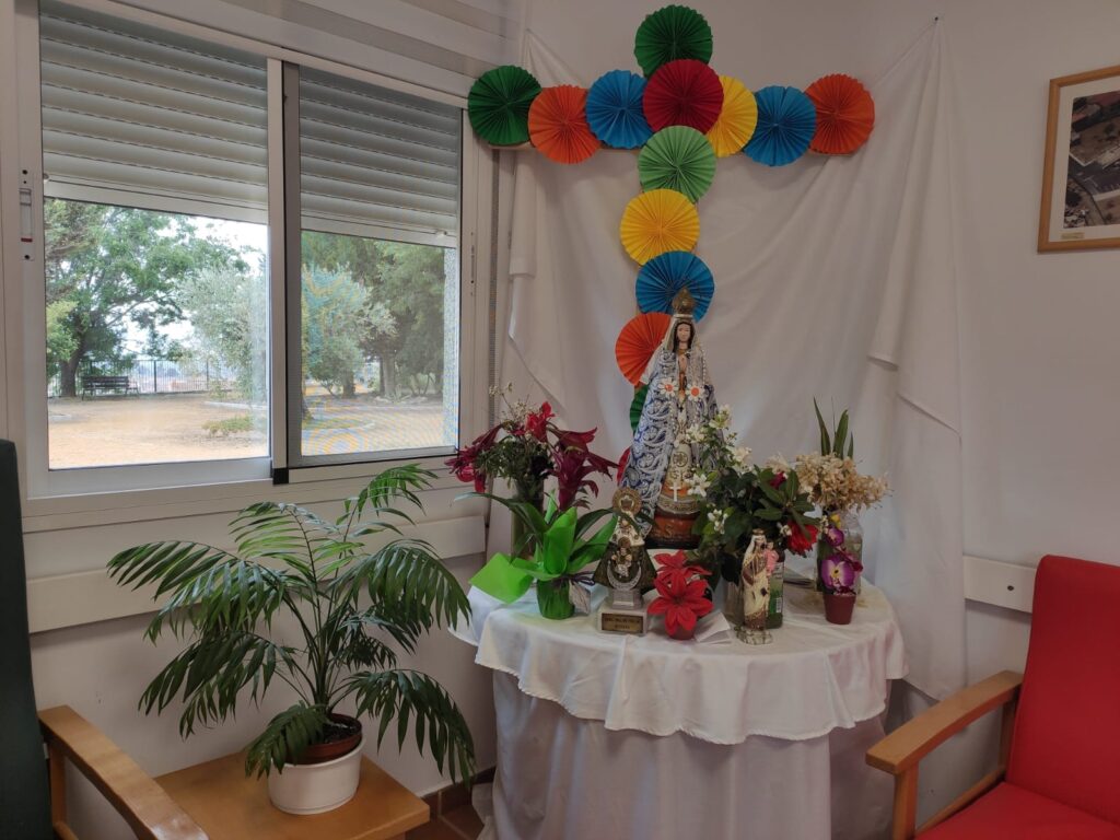 Mes de María en la Residencia Escoriza