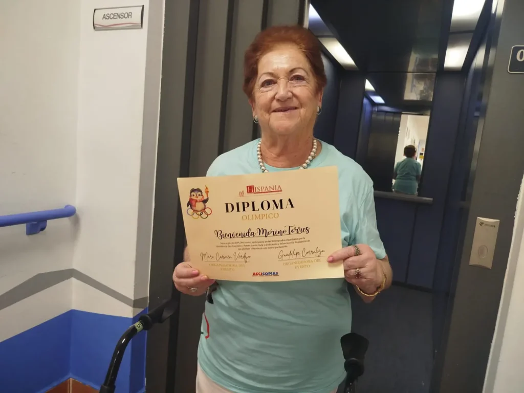 residente feliz con un diploma de las olimpiadas