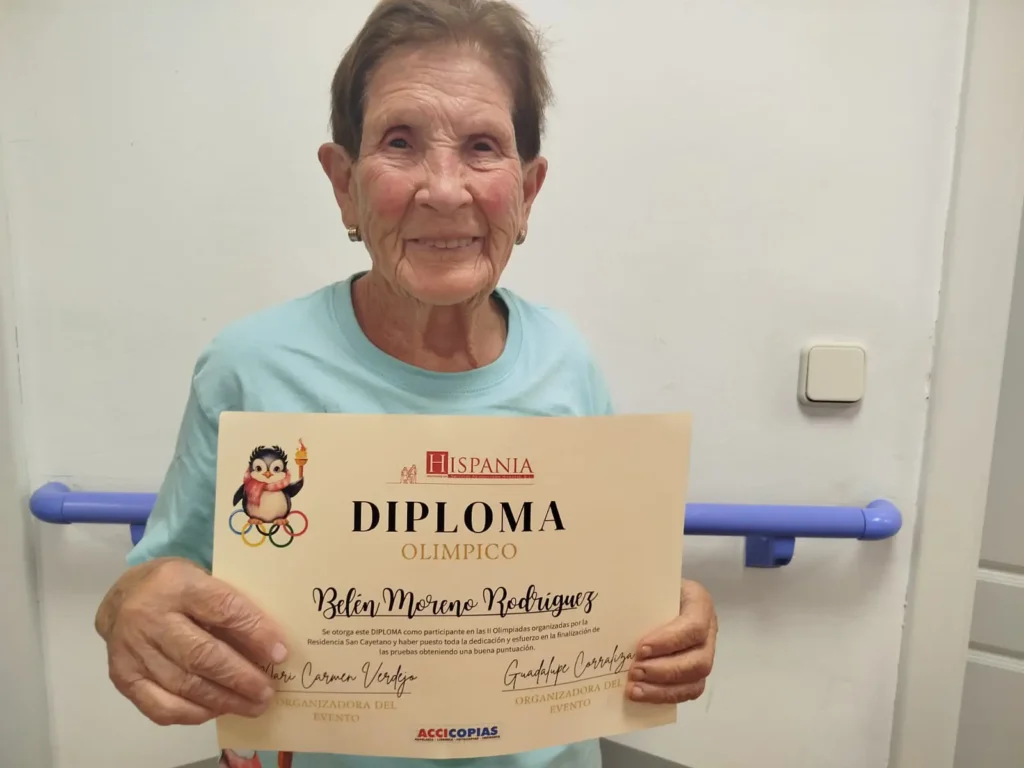 residente recibiendo un diploma de las olimpiadas