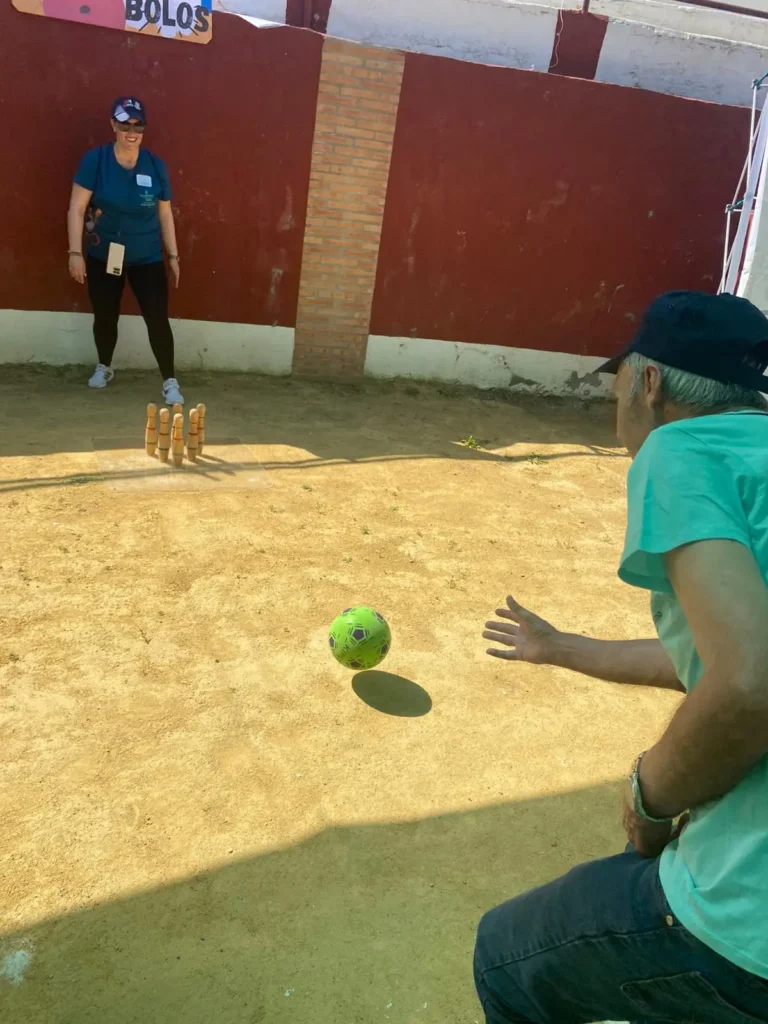 residente jugando a tiro a los bolos