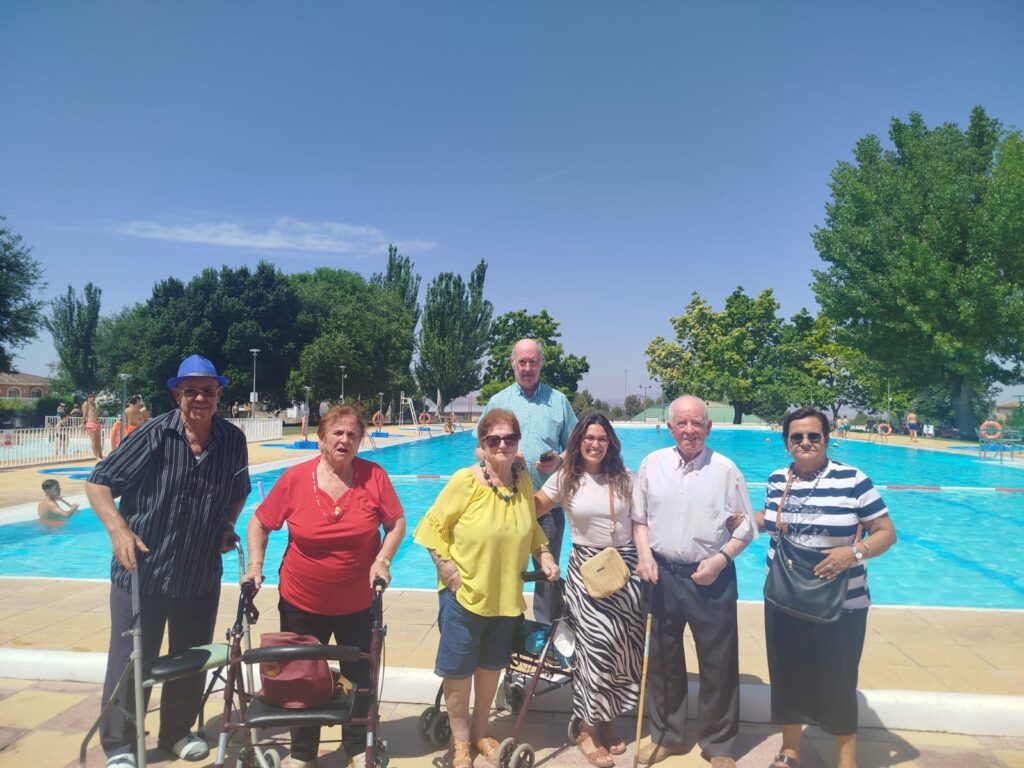 residentes en la piscina municipal de pozo alcon