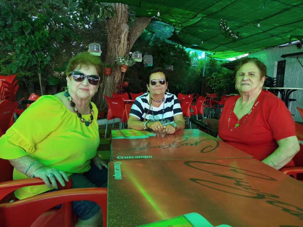 residentes sentados en la terraza del bar de la piscina