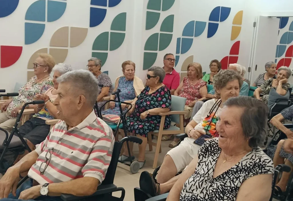 residentes disfrutando de la actuacion