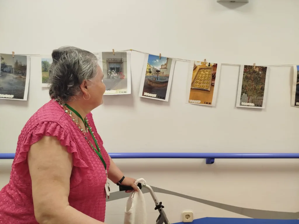 Mujer de la Residencia Escoriza visitando la exposición de fotografía "Esencia de Pozo Alcón"